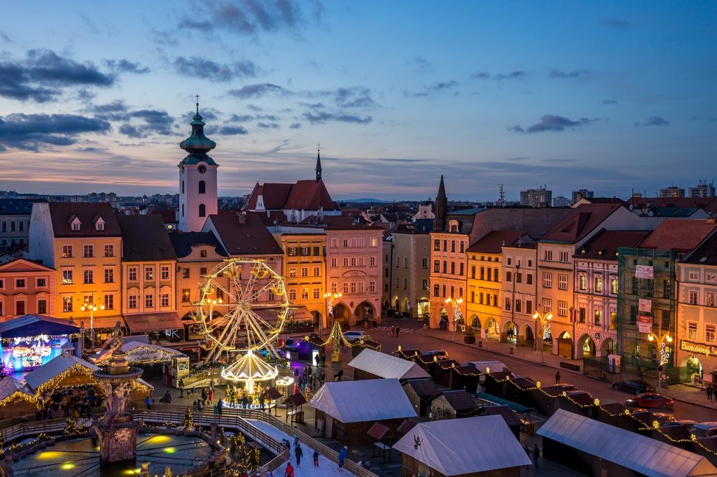 découvrez la magie des marchés de noël, avec leurs lumières scintillantes, leurs stands colorés et l'arôme envoûtant des spécialités festives. un événement incontournable pour célébrer la saison des fêtes en famille et entre amis.