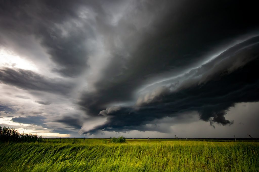 découvrez nos conseils essentiels pour assurer votre sécurité lors des tempêtes. apprenez les précautions à prendre avant, pendant et après une tempête pour protéger votre famille et votre maison.