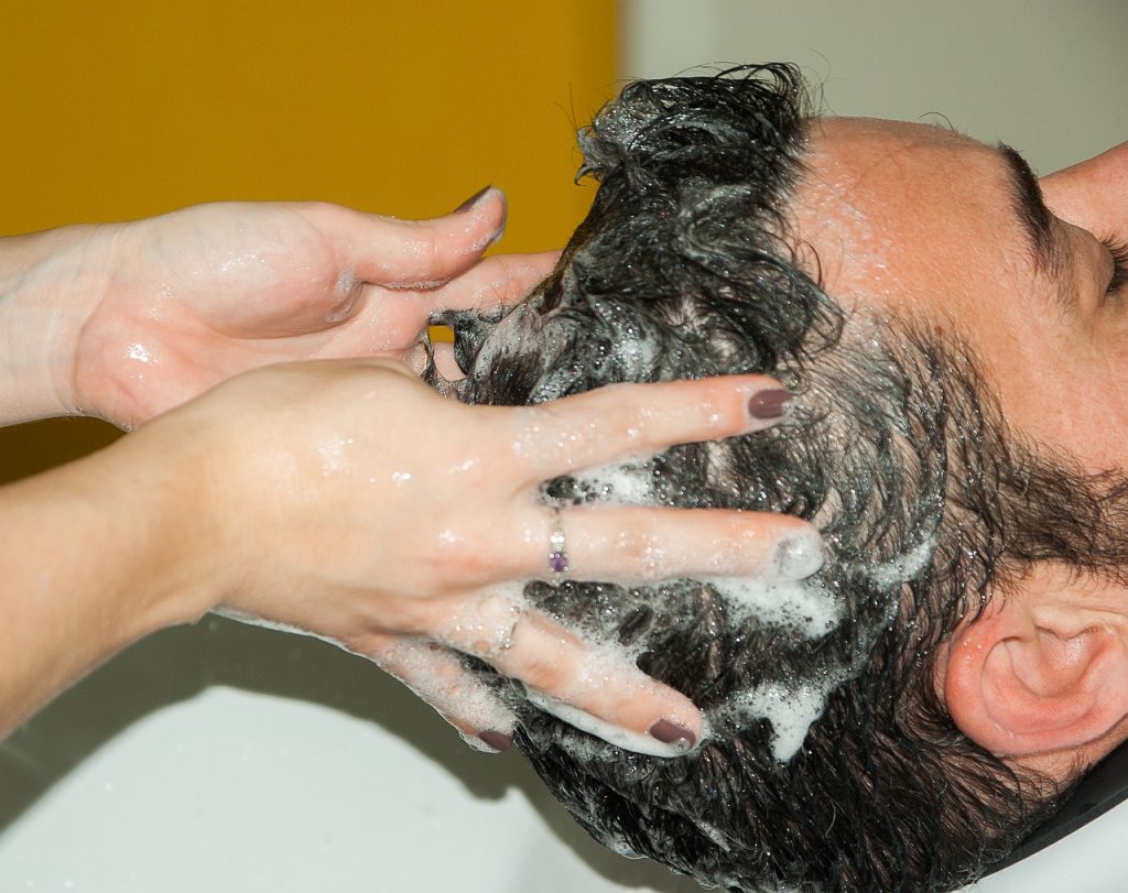 découvrez notre shampoing sans sulfate, formulé pour nettoyer en douceur vos cheveux tout en préservant leur éclat et leur hydratation. idéal pour tous les types de cheveux, il respecte votre cuir chevelu et favorise une chevelure saine et brillante.