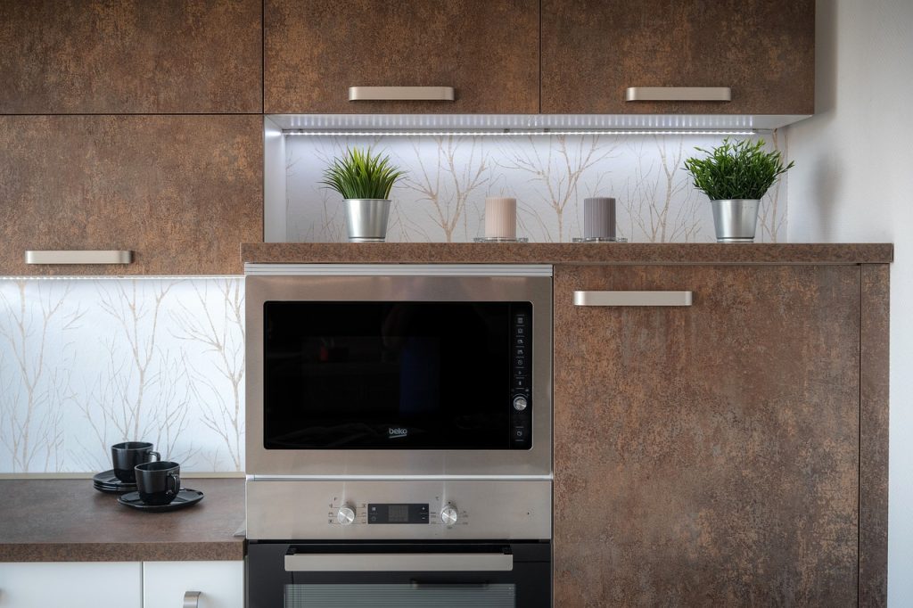découvrez notre four à micro-ondes combiné, un appareil polyvalent qui allie rapidité et efficacité pour cuisiner des plats savoureux. idéal pour réchauffer, cuire et griller, cet appareil moderne facilite vos tâches culinaires tout en optimisant votre espace en cuisine.