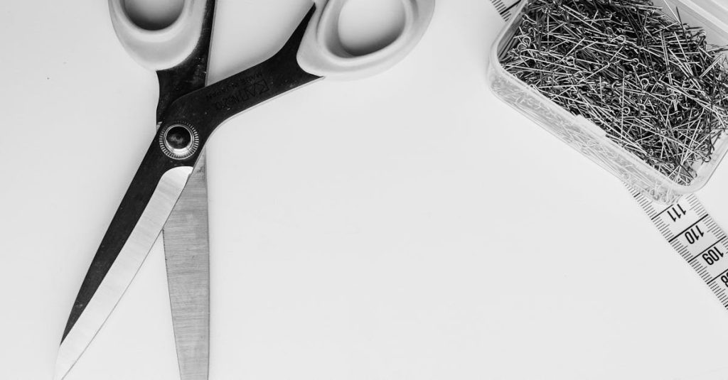 découvrez les épingles de sûreté, un accessoire indispensable pour vos projets de couture, bricolage et bricolage. pratiques et polyvalentes, elles garantissent sécurité et maintien pour toutes vos créations.