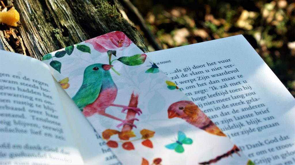 découvrez nos bookmarks uniques pour personnaliser votre lecture. pratiques et esthétiques, ils sauront garder vos pages bien en place tout en ajoutant une touche de style à vos livres préférés.