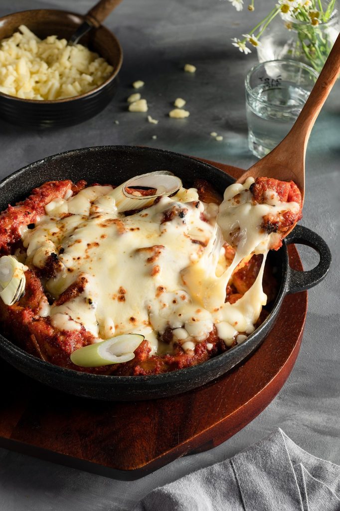 découvrez le buldak, un plat coréen épicé à base de poulet grillé, connu pour sa sauce piquante et savoureuse. parfait pour les amateurs de sensations fortes et de cuisine asiatique, le buldak saura régaler vos papilles avec ses arômes uniques et sa texture succulent.