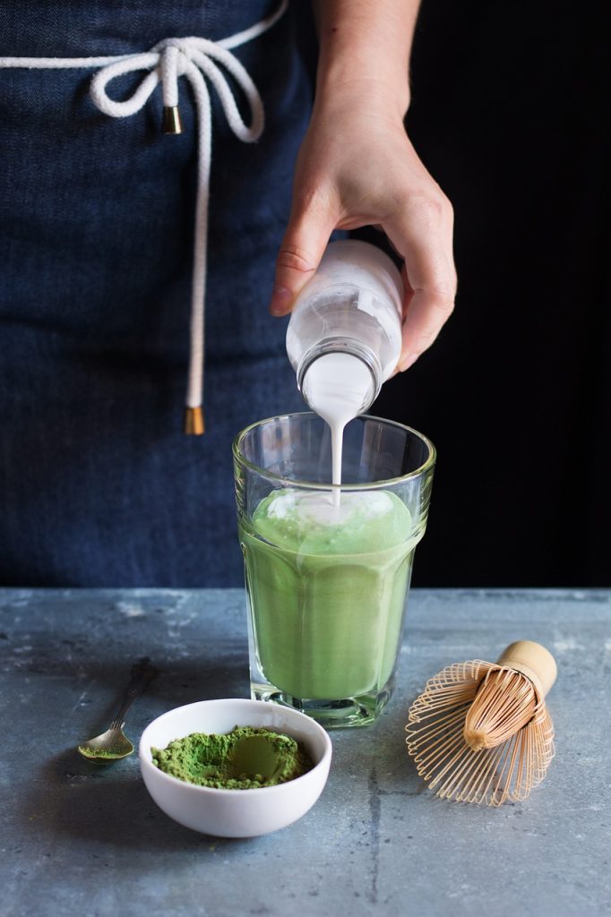 découvrez le matcha, une poudre de thé vert japonais riche en antioxydants, offrant des bienfaits pour la santé, un goût délicat et une énergie durable. apprenez à l'intégrer dans votre routine quotidienne pour une boisson saine et délicieuse.