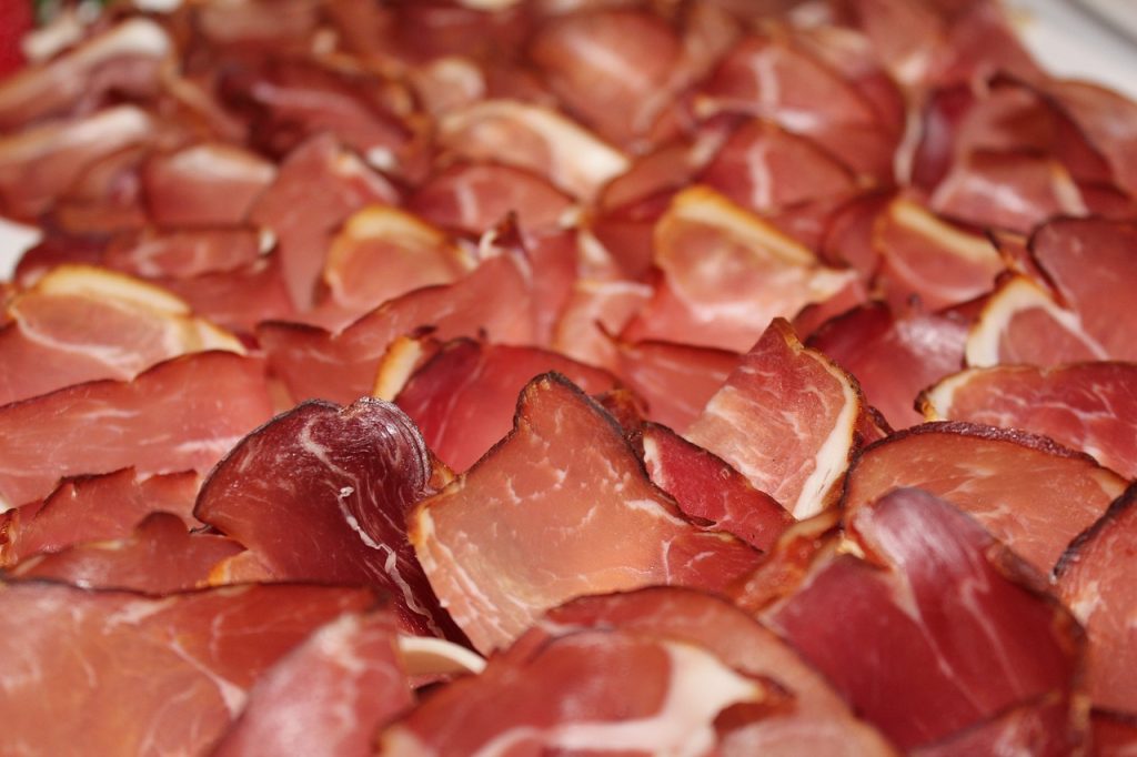 découvrez notre généreux jambon de noël, une délicieuse pièce de viande soigneusement préparée pour sublimer vos repas festifs. parfaitement assaisonné et cuit à la perfection, ce jambon offre une saveur riche et réconfortante qui ravira vos convives lors des célébrations. faites de votre noël une fête mémorable avec ce délice traditionnel.