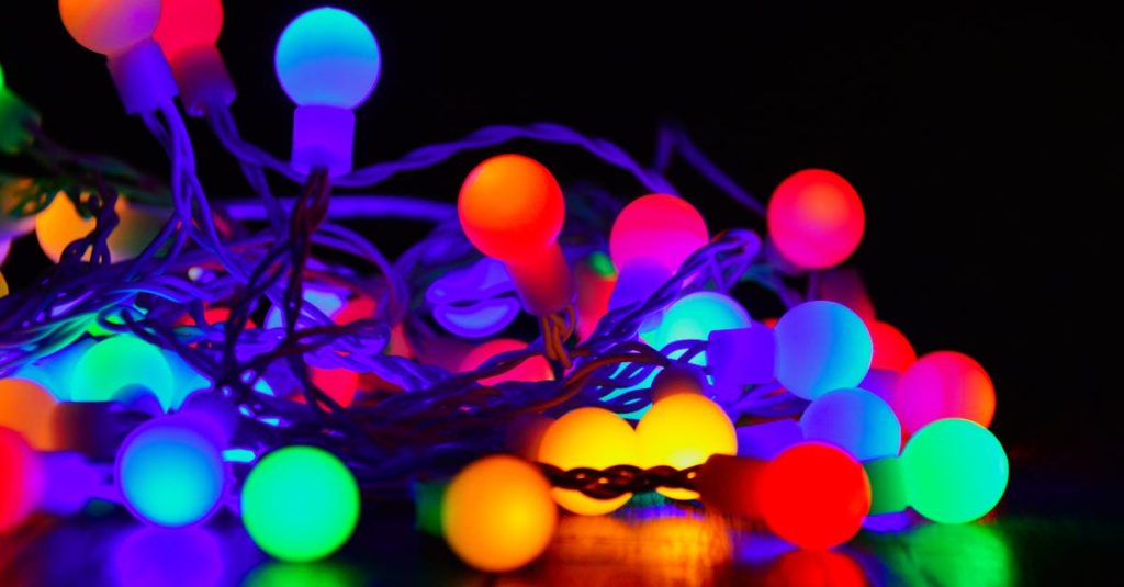 découvrez l'émerveillement des lumières de noël ! plongez dans l'ambiance festive avec des décorations scintillantes, des guirlandes étincelantes et des illuminations enchanteurs qui transformeront votre maison en un véritable pays des merveilles hivernal.