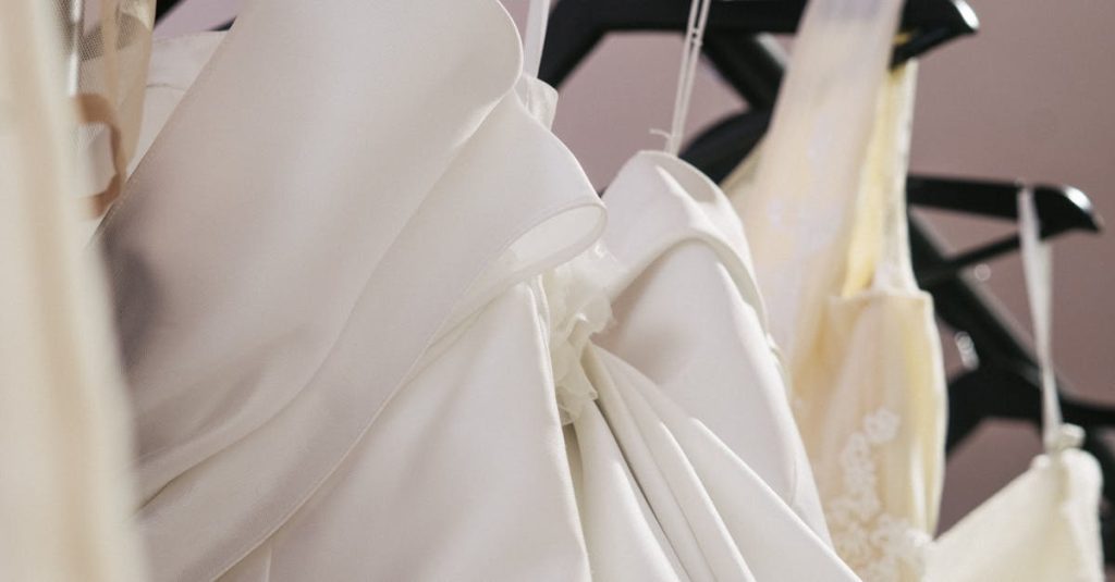 découvrez notre collection envoûtante de robes de mariée, alliant élégance et modernité. trouvez la tenue parfaite pour votre grand jour, avec des designs uniques qui mettront en valeur votre beauté et votre style. parcourez nos modèles pour un mariage inoubliable !